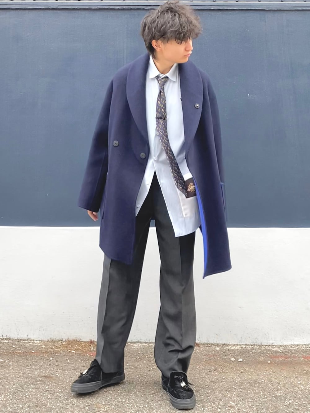 「春服デビュー宣言、キレイめ、きれいめカジュアル、大学生、低身長、低身長コーデ、163cm、スラックス、シャツスタイル、ネクタイ、コート、ブルー、サックスブルー、グレー」｜「古着のダークグレーチェックストレートパンツ（スラックス、グレー系）」を使った、ざわ_低身長男子styleさん（骨格ストレート・メンズ・163cm）の春コーディネートの2枚目の写真