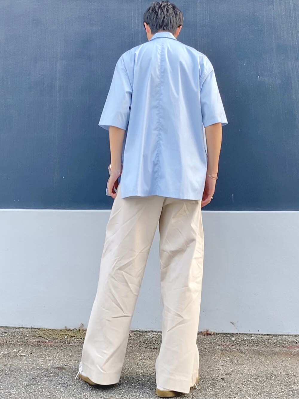 「シンプル、ベージュ、オフホワイト、低身長、低身長コーデ、大学生、サックスブルー、ワイドパンツ、きれいめカジュアル、ラフ、リラックススタイル、シャツ」｜「WYM LIDNMの【WYM LIDNM】HARD GABA LOOSE FIT TROUSERS（その他パンツ、ホワイト系）」を使った、ざわ_低身長男子styleさん（メンズ・163cm）の秋コーディネートの2枚目の写真