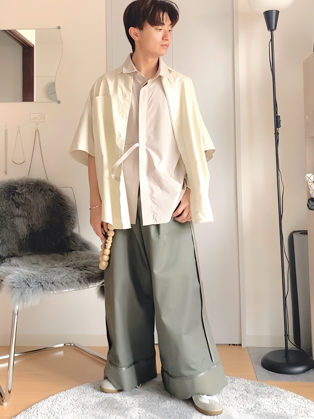 グリーン系のパンツ、ベージュ系のシャツ/ブラウスを着用したメンズの夏コーディネートの5枚目の写真