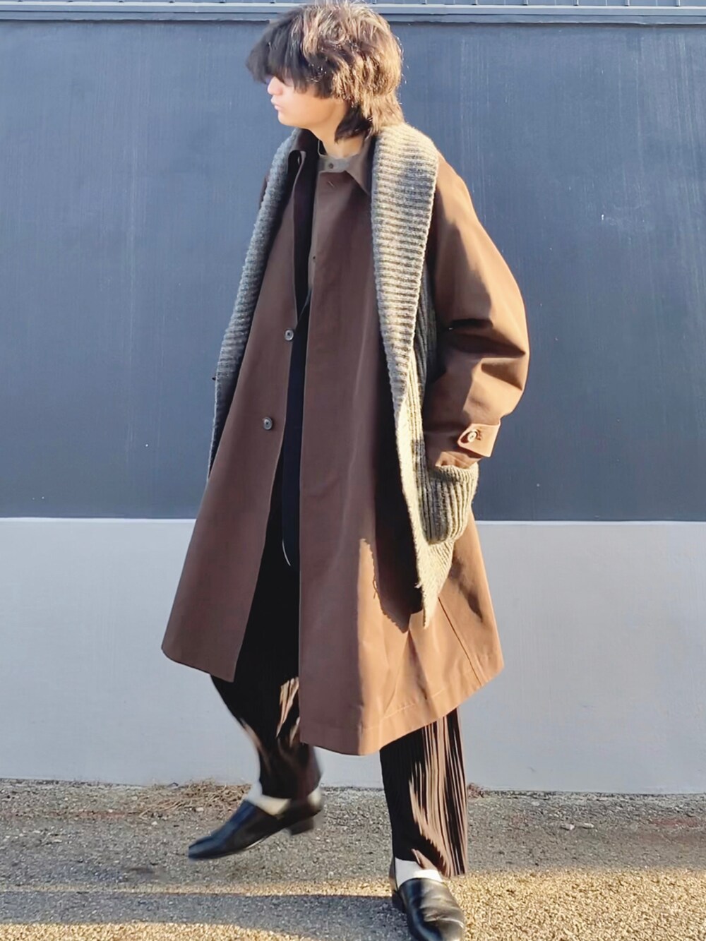 「春服デビュー宣言、今日のコーデ、コート、プリーツパンツ、革靴、ジャケット、シャツスタイル、メンズファッション、きれいめカジュアル、キレイめ、レイヤードスタイル、ブラック、ブラウン、低身長、163cm」｜「LOWRYS FARMのランダムプリーツパンツ　878439（その他パンツ、ブラック系）」を使った、ざわ_低身長男子styleさん（骨格ストレート・メンズ・163cm）の春コーディネートの4枚目の写真