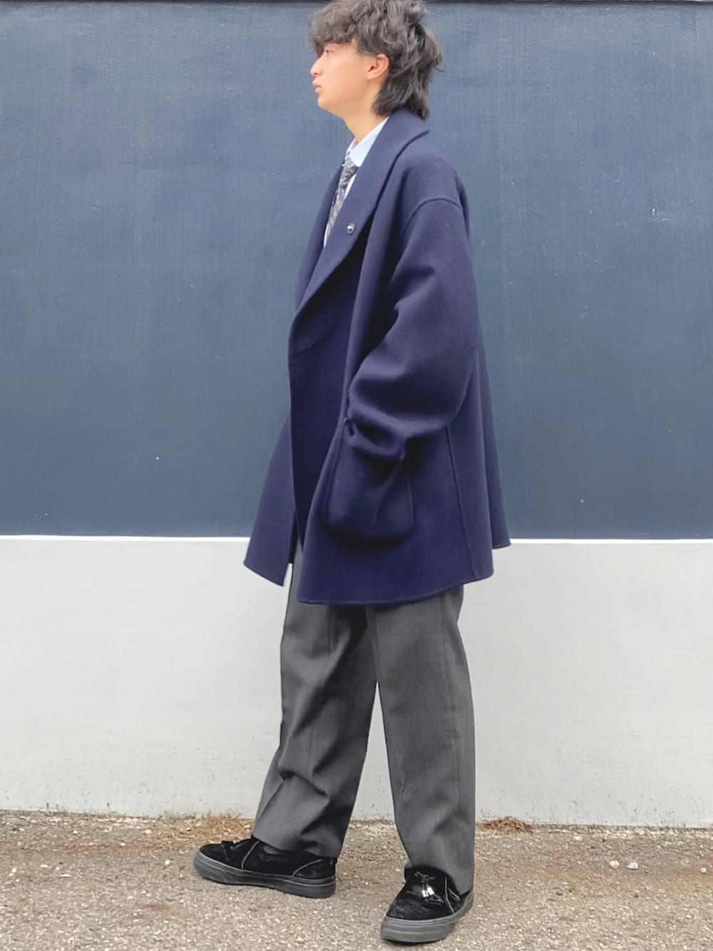 「春服デビュー宣言、キレイめ、きれいめカジュアル、大学生、低身長、低身長コーデ、163cm、スラックス、シャツスタイル、ネクタイ、コート、ブルー、サックスブルー、グレー」｜「古着のダークグレーチェックストレートパンツ（スラックス、グレー系）」を使った、ざわ_低身長男子styleさん（骨格ストレート・メンズ・163cm）の春コーディネートの4枚目の写真