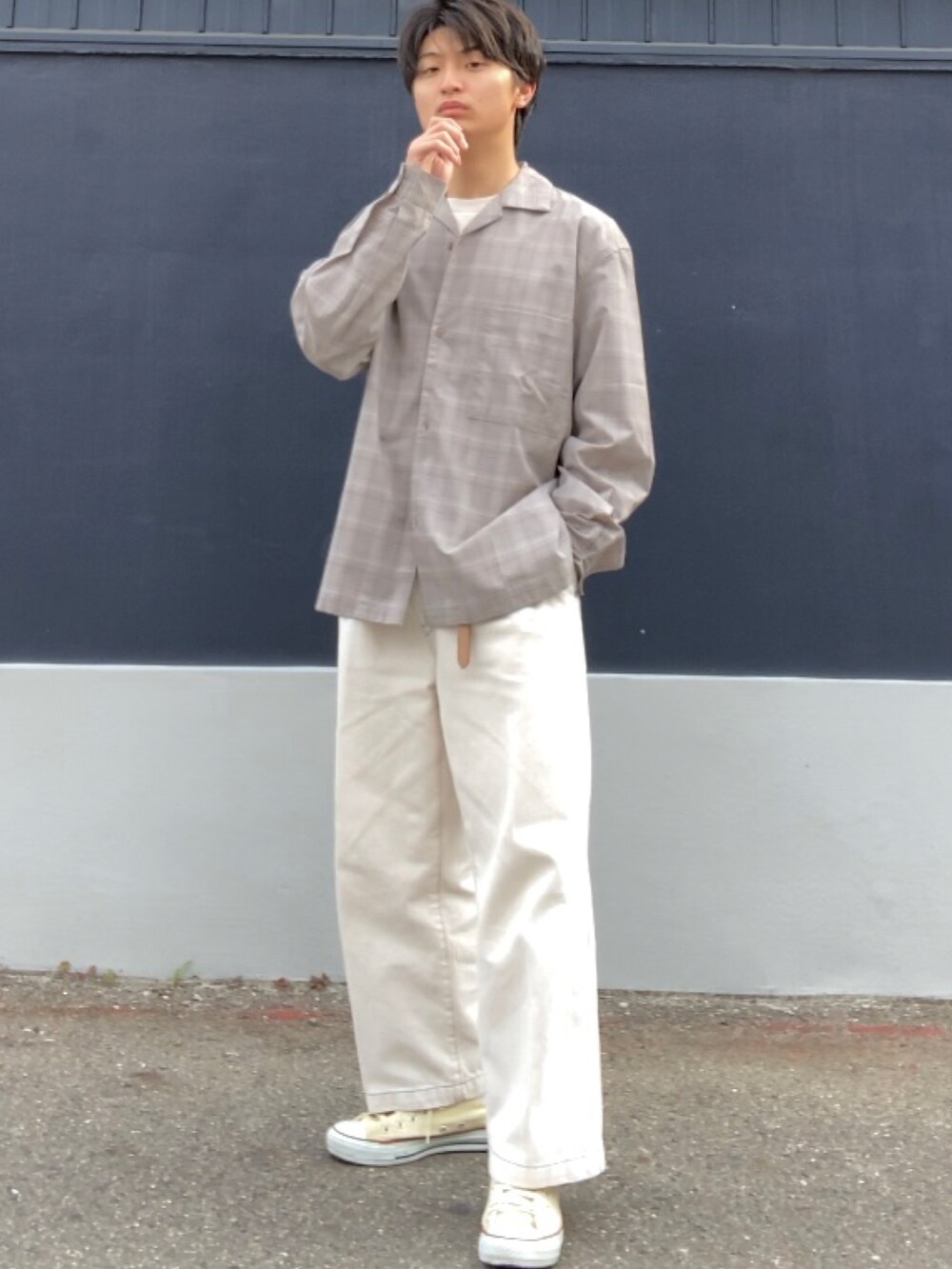 「ごきげんウィーク、ベージュ、ワントーンコーデ、チェックシャツ、ワイドパンツ、デニム、大学生、低身長、相互フォロー、シンプルコーデ、スニーカー、ラフ、カジュアル」|「CONVERSEのCONVERSE コンバース ALL STAR HI オールスター ハイ(スニーカー、ホワイト系)」を使った、ざわ_低身長男子styleさん(メンズ・163cm)の春コーディネートの2枚目の写真