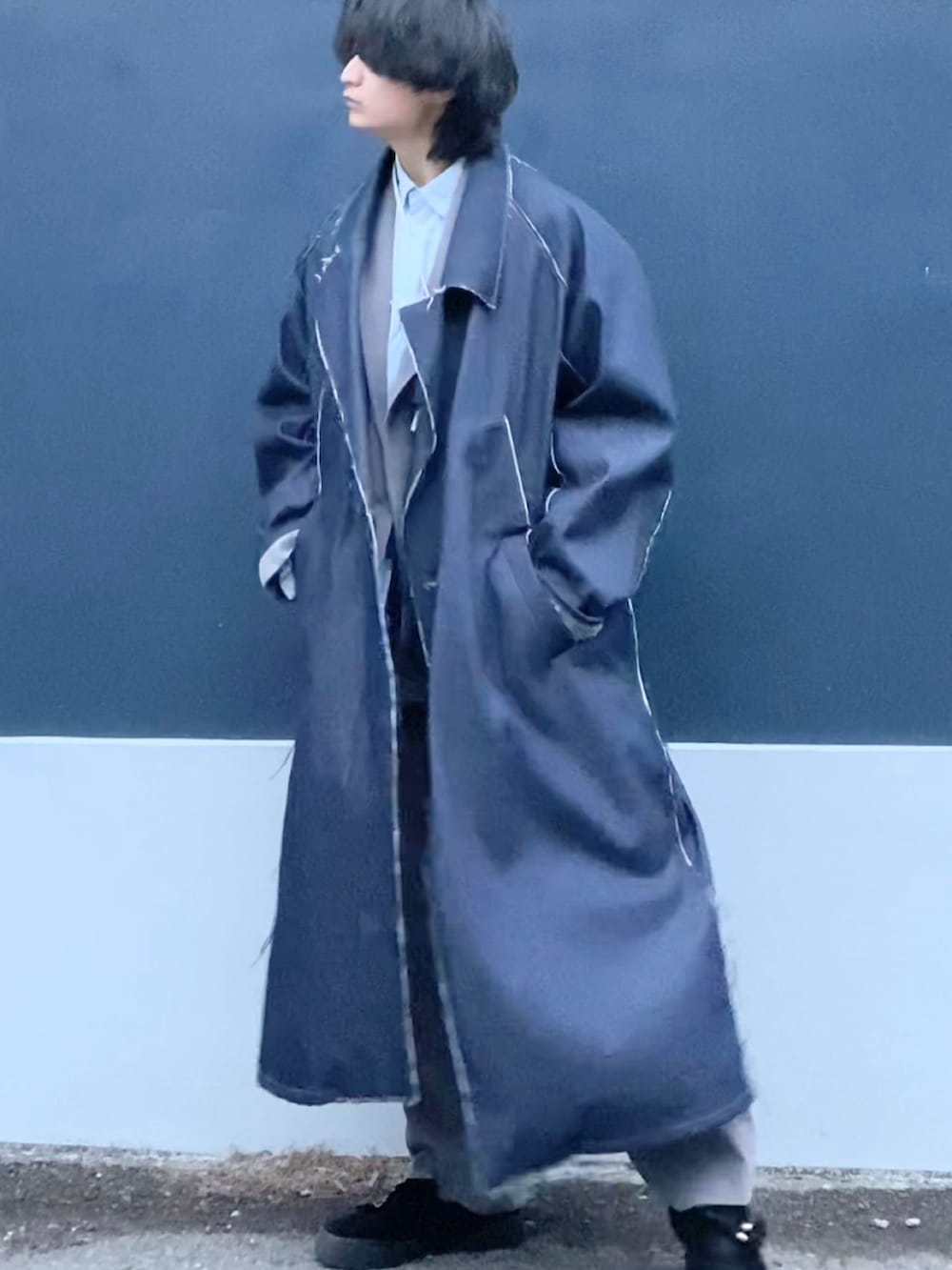 「春服デビュー宣言、今日のコーデ、デニム、ジャケット、セットアップ、大学生、低身長、低身長コーデ、163cm、グレー、シャツ、サックスブルー、きれいめカジュアル、キレイめ」｜「SLACK FOOTWEARの【SLACK】FREYDO/SL1815（スニーカー、ブラック系）」を使った、ざわ_低身長男子styleさん（骨格ストレート・メンズ・163cm）の春コーディネートの2枚目の写真