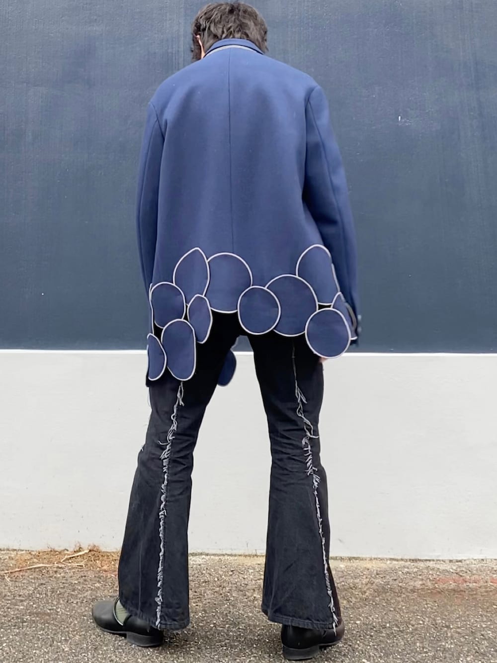 「ハーフコート、ニット、フレアパンツ、デニムパンツ、スカーフ、大人カジュアル、キレイめ、ブルー、グリーン、ブラック、低身長、低身長コーデ、大学生、冬コーデ、ビッグシルエット」｜「kolorのアイテム（ジャケット/アウター、ブルー系）」を使った、ざわ_低身長男子styleさん（骨格ストレート・メンズ・163cm）の冬コーディネートの3枚目の写真