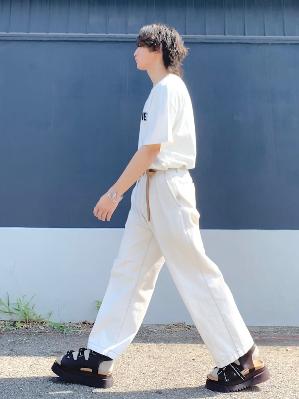 「オールホワイト、Tシャツ、ワイドパンツ、デニムパンツ、サンダル、タックイン、大学生、低身長、低身長コーデ、163cm、夏コーデ、きれいめカジュアル、キレイめ、夏」｜「PUBLIC TOKYOのカラーハイライズドデニム/ワイドテーパードデニム（デニムパンツ、ホワイト系）」を使った、ざわ_低身長男子styleさん（骨格ストレート・メンズ・163cm）の夏コーディネートの4枚目の写真