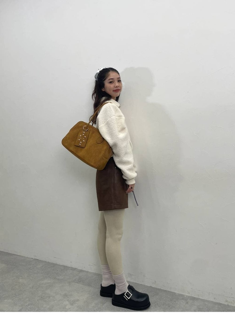 ブラック系のその他シューズ、ブラウン系のその他パンツ、ホワイト系のスウェットを着用したレディースの冬コーディネートの2枚目の写真