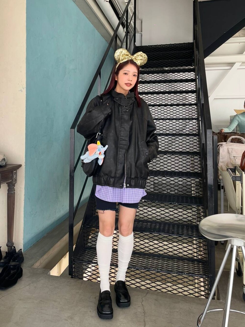 ブラック系のローファー、ブラック系のショルダーバッグ、ブラック系のライダースジャケットを着用したレディースの冬コーディネートの2枚目の写真