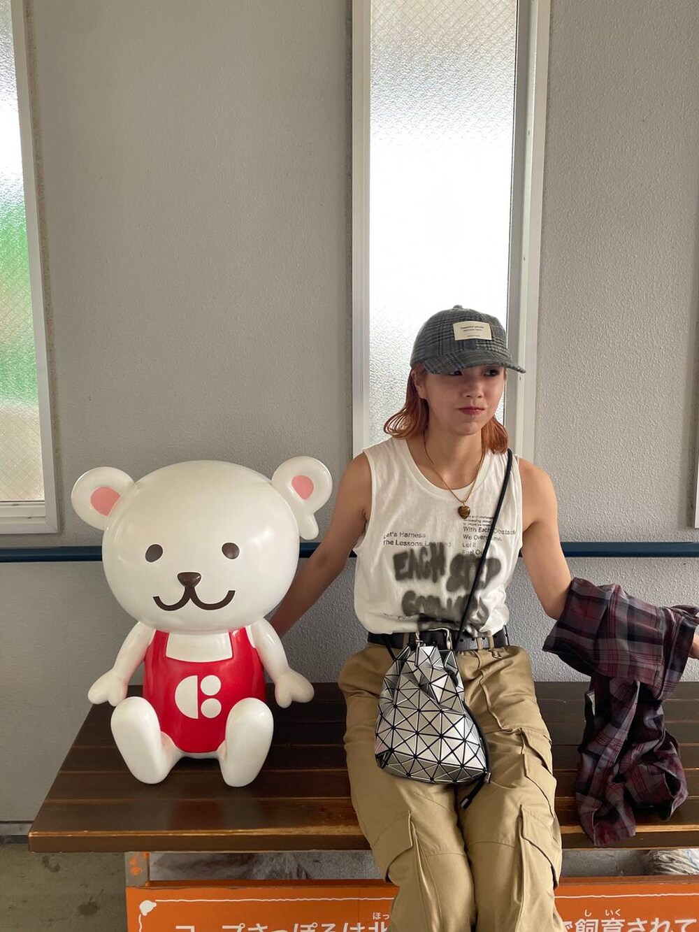 ホワイト系のTシャツ/カットソー、レッド系のシャツ/ブラウス、ベージュ系のカーゴパンツを着用したレディースの秋コーディネートの3枚目の写真