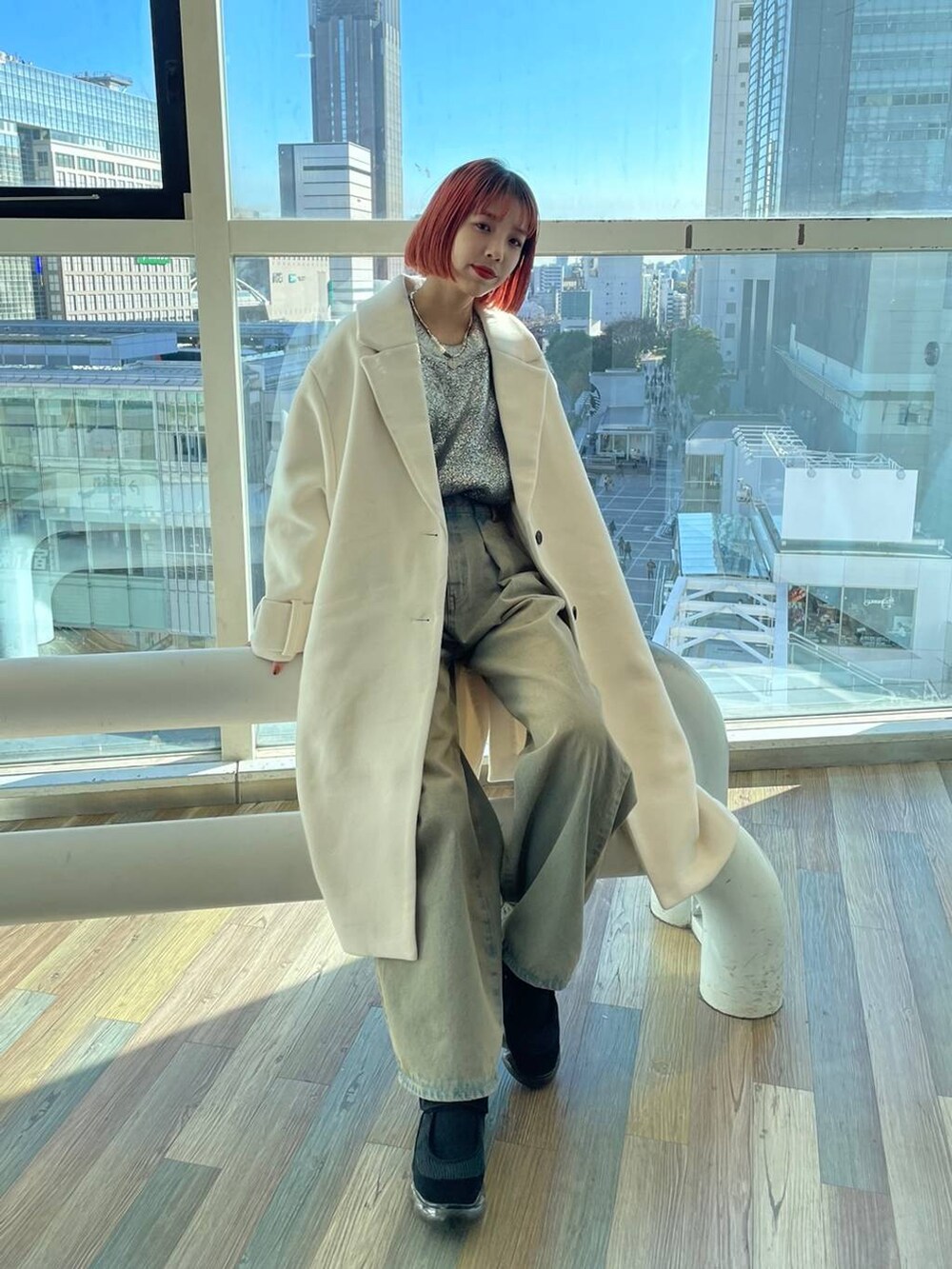 ブルー系のデニムパンツ、グレー系のニット/セーターを着用したレディースの冬コーディネートの6枚目の写真