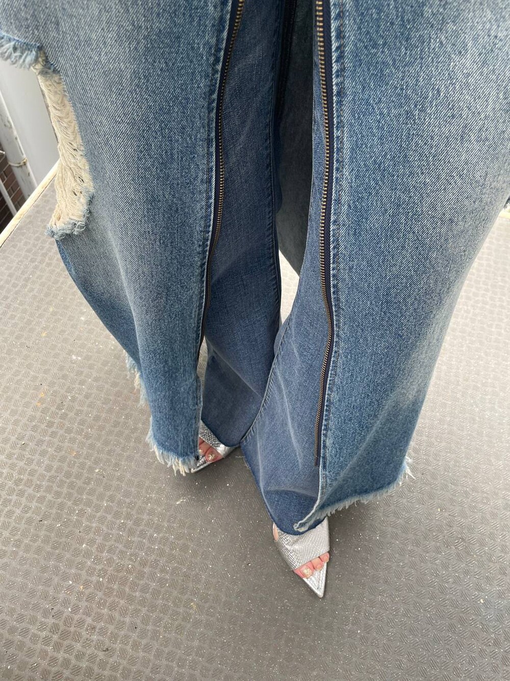 シルバー系のサンダル、ブルー系のスカート、シルバー系のショルダーバッグを着用したレディースの夏コーディネートの8枚目の写真