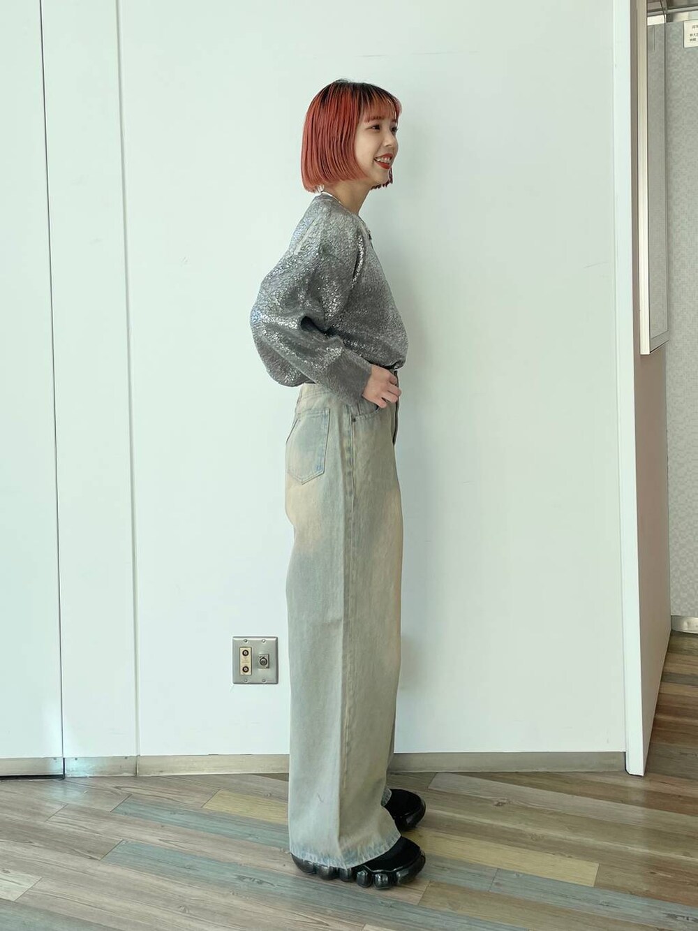 ブルー系のデニムパンツ、グレー系のニット/セーターを着用したレディースの冬コーディネートの2枚目の写真