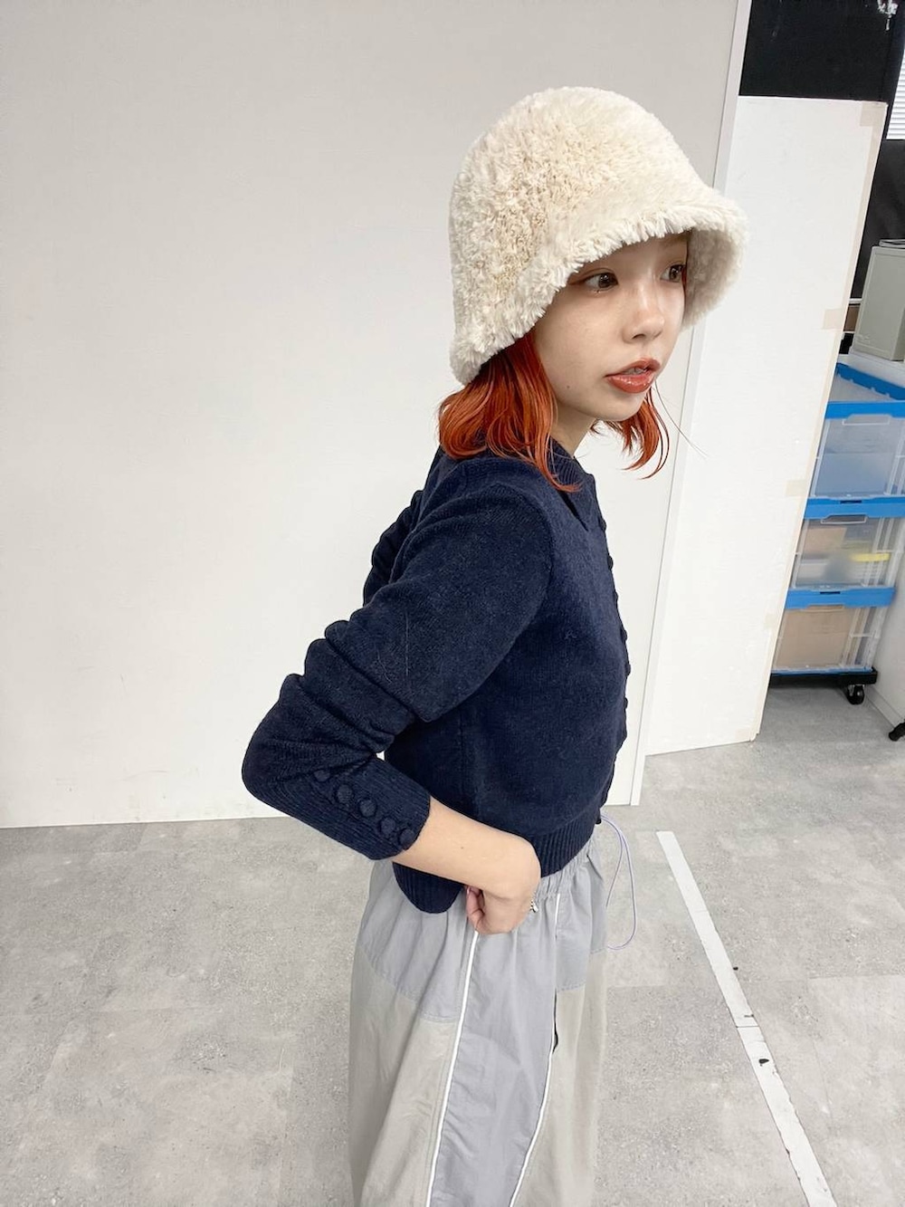 ブラック系のパンプス、シルバー系のショルダーバッグ、ブルー系のカーディガン/ボレロを着用したレディースの秋コーディネートの2枚目の写真