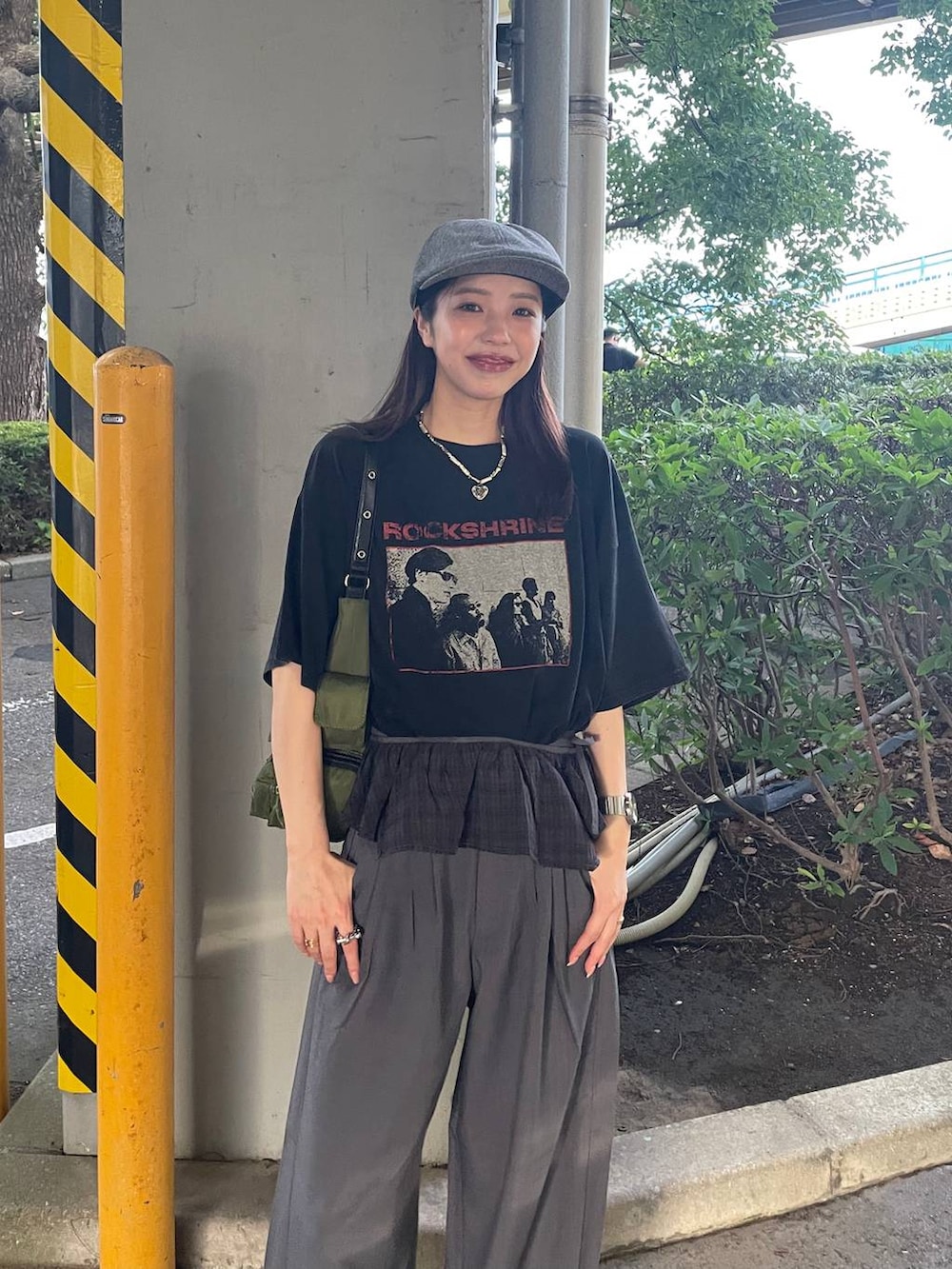 グリーン系のショルダーバッグ、ブラック系のサンダル、ブラック系のTシャツ/カットソーを着用したレディースの夏コーディネートの3枚目の写真