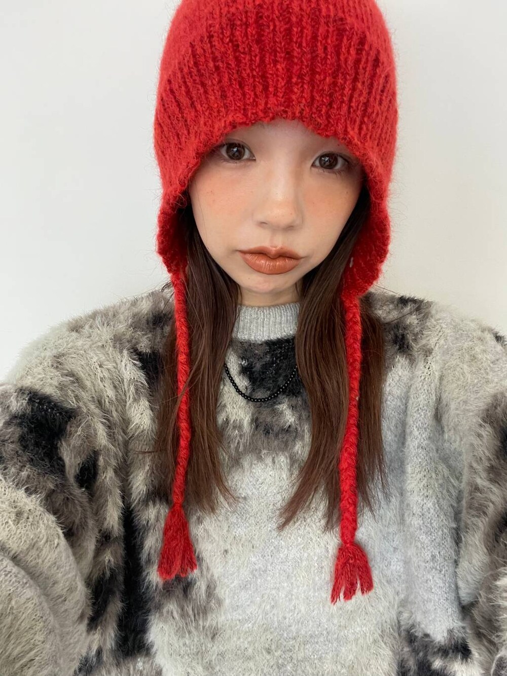 グレー系のニット/セーター、ブラック系のボストンバッグ、ブラック系のその他シューズを着用したレディースの秋コーディネートの5枚目の写真