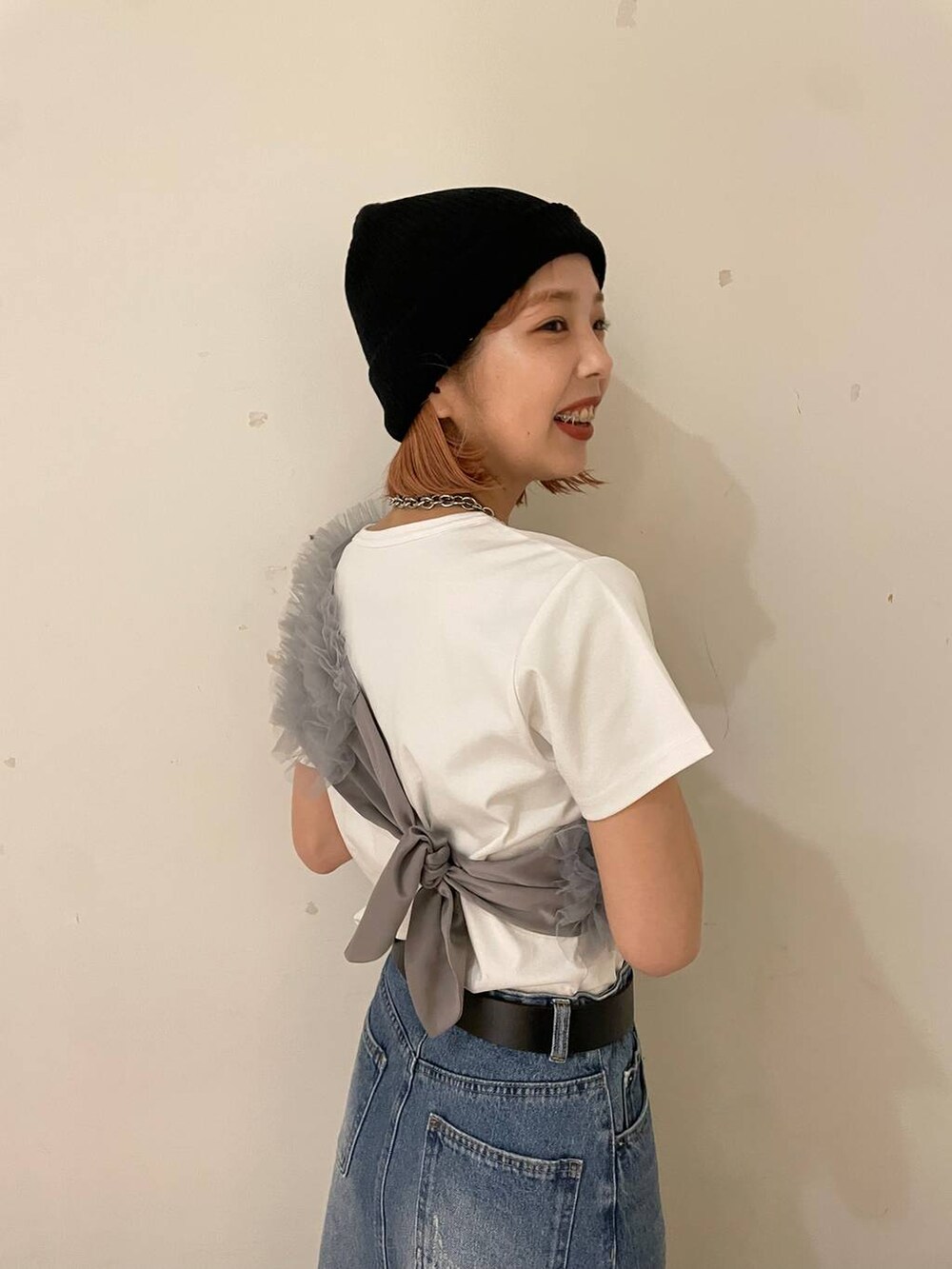 ブルー系のスカート、グレー系のTシャツ/カットソー、シルバー系のネックレスを着用したレディースの夏コーディネートの5枚目の写真