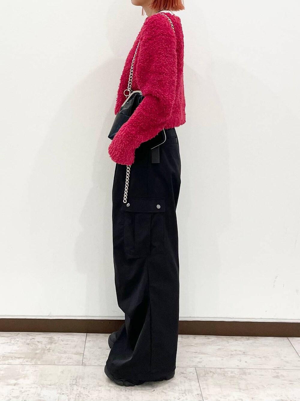 ブラック系のブーツ、ブラック系のショルダーバッグ、ブラック系のカーゴパンツを着用したレディースの秋コーディネートの2枚目の写真