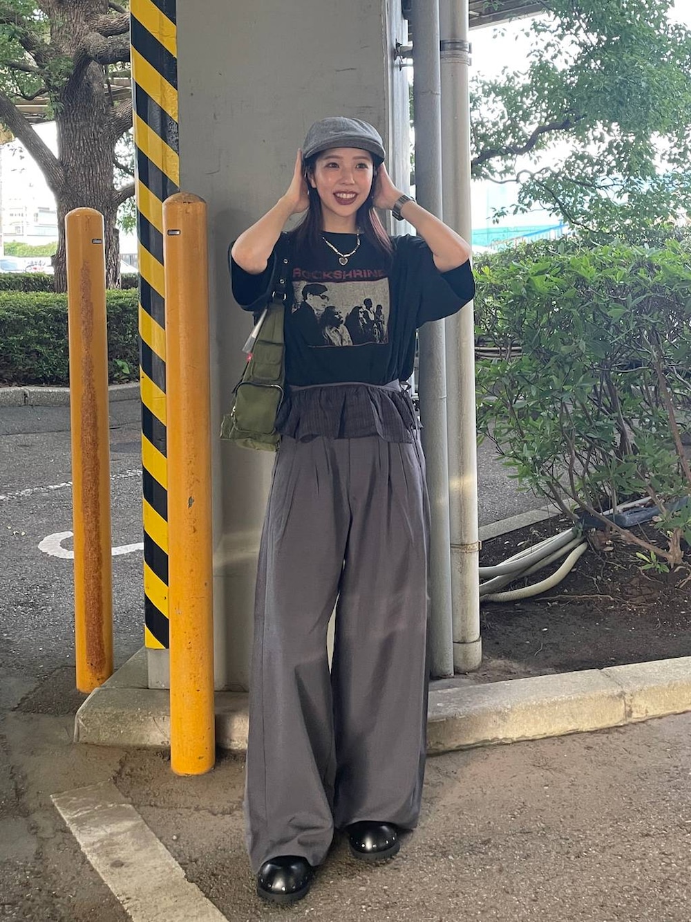 グリーン系のショルダーバッグ、ブラック系のサンダル、ブラック系のTシャツ/カットソーを着用したレディースの夏コーディネートの2枚目の写真