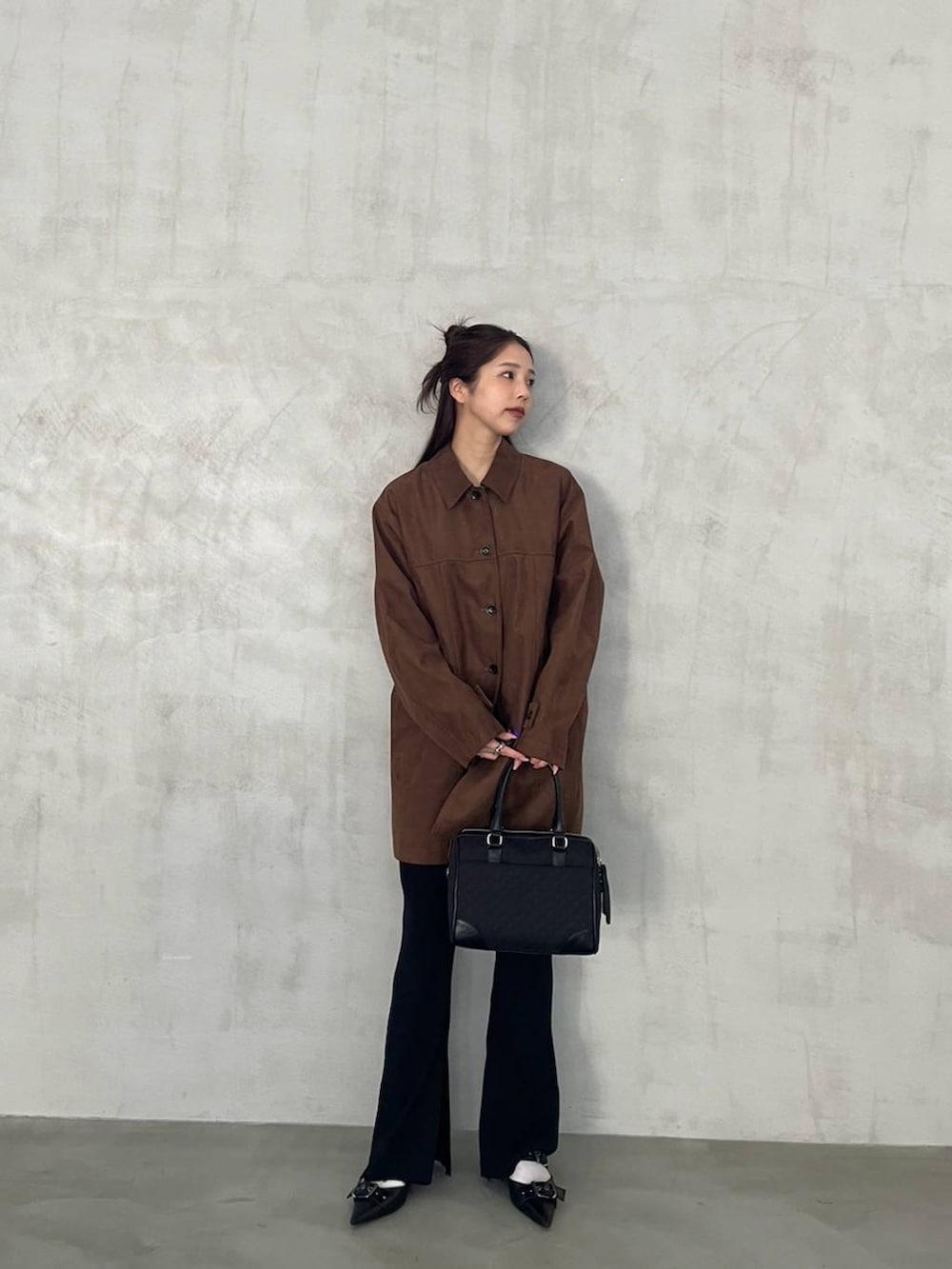 ブラック系のその他パンツ、ブラック系のパンプス、ブラック系のボストンバッグを着用したレディースの夏コーディネートの3枚目の写真