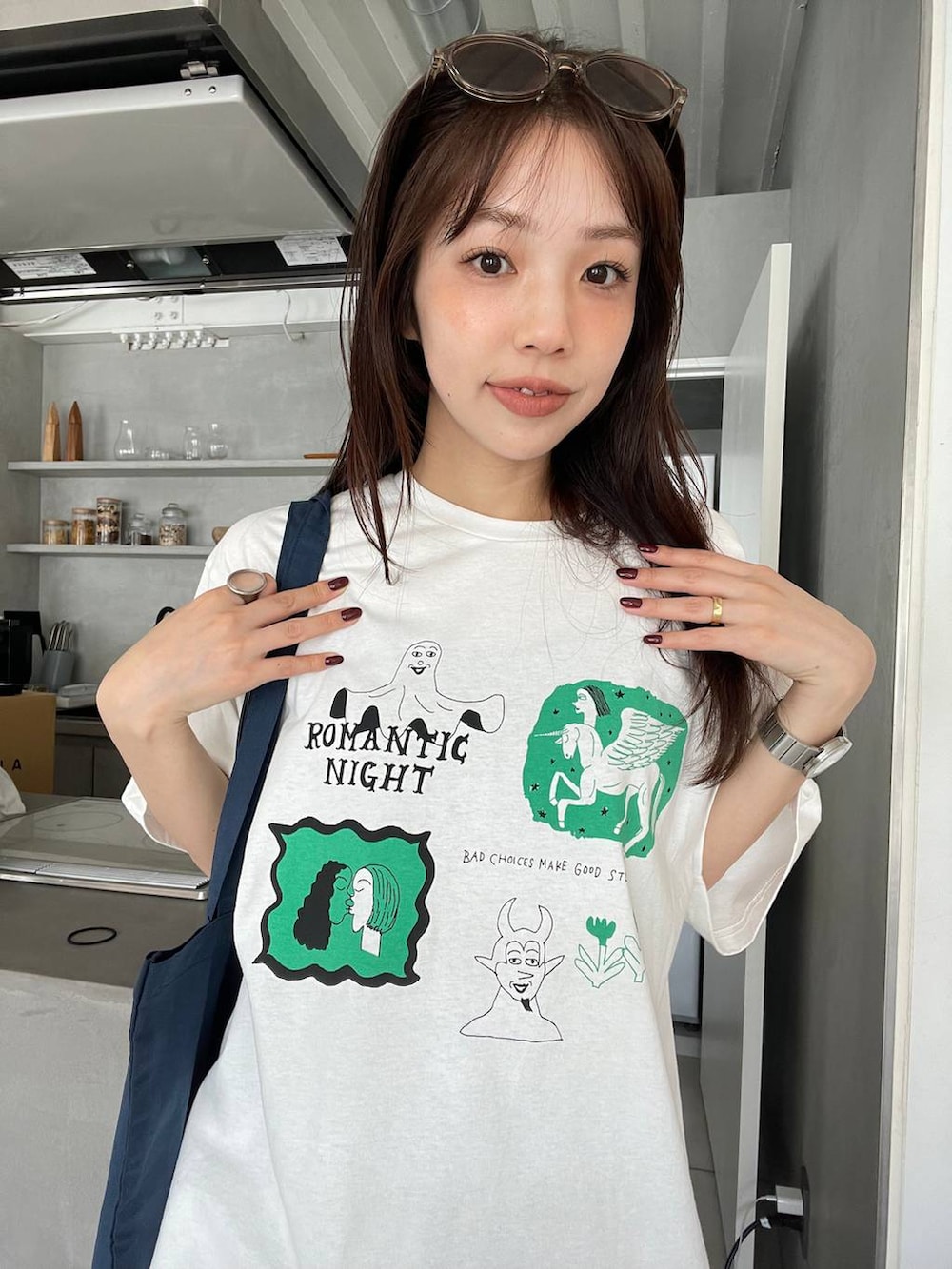 ブラック系のローファー、ブラック系のその他パンツ、ブラウン系のサングラスを着用したレディースの夏コーディネートの2枚目の写真