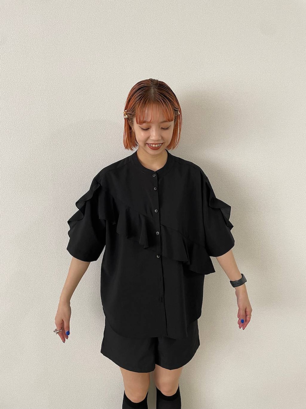 ブラック系のシャツ/ブラウス、ブラック系のその他パンツ、ブラック系のスニーカーを着用したレディースの夏コーディネートの4枚目の写真