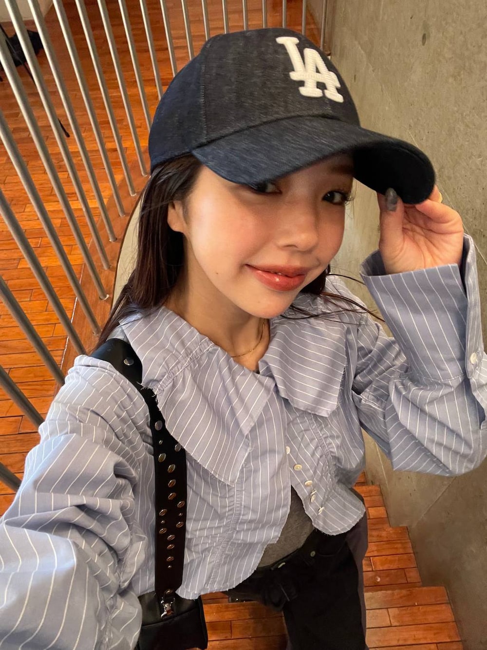 ブラック系のボストンバッグ、グレー系のTシャツ/カットソー、ブラック系のドレスシューズを着用したレディースの冬コーディネートの5枚目の写真