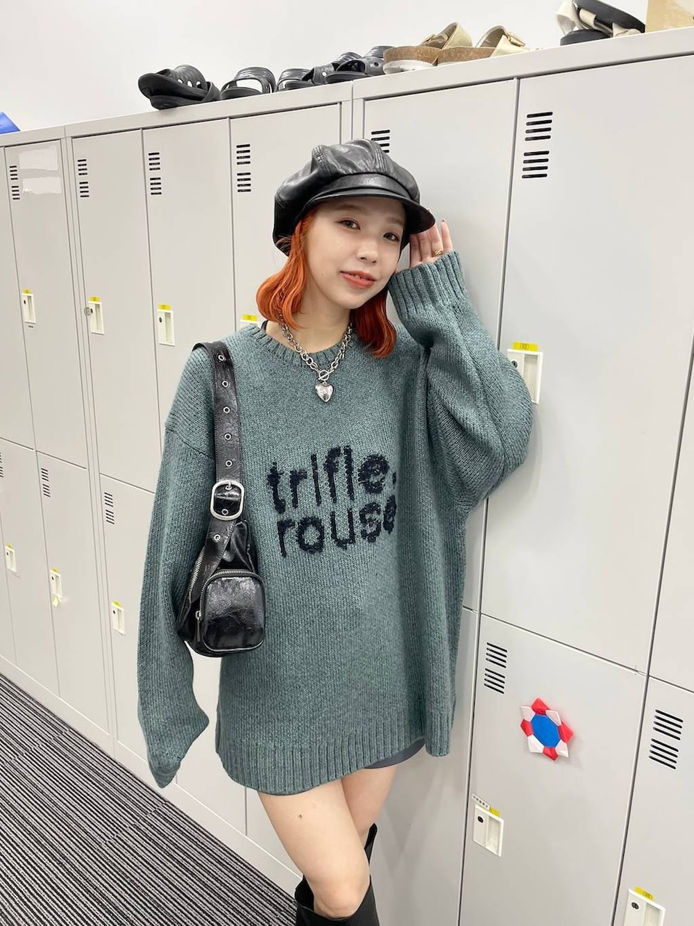 ブラック系のショルダーバッグ、ブラック系のブーツ、ブルー系のニット/セーターを着用したレディースの冬コーディネートの2枚目の写真