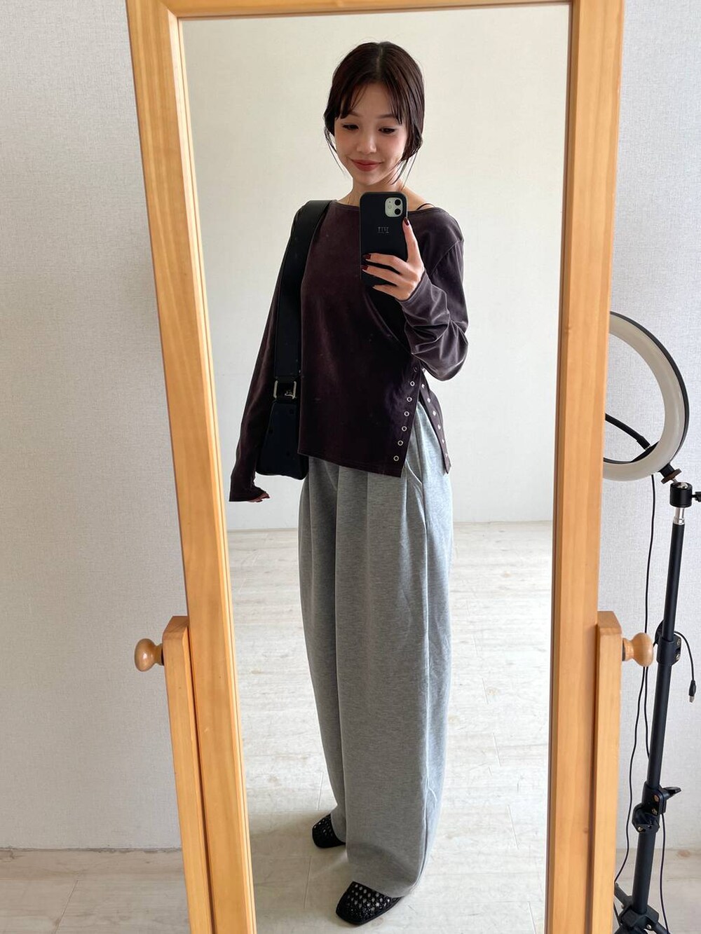 ブラック系のパンプスを着用したレディースの夏コーディネートの7枚目の写真
