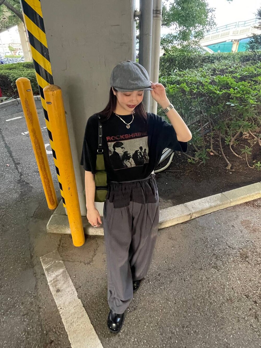 グリーン系のショルダーバッグ、ブラック系のサンダル、ブラック系のTシャツ/カットソーを着用したレディースの夏コーディネートの4枚目の写真