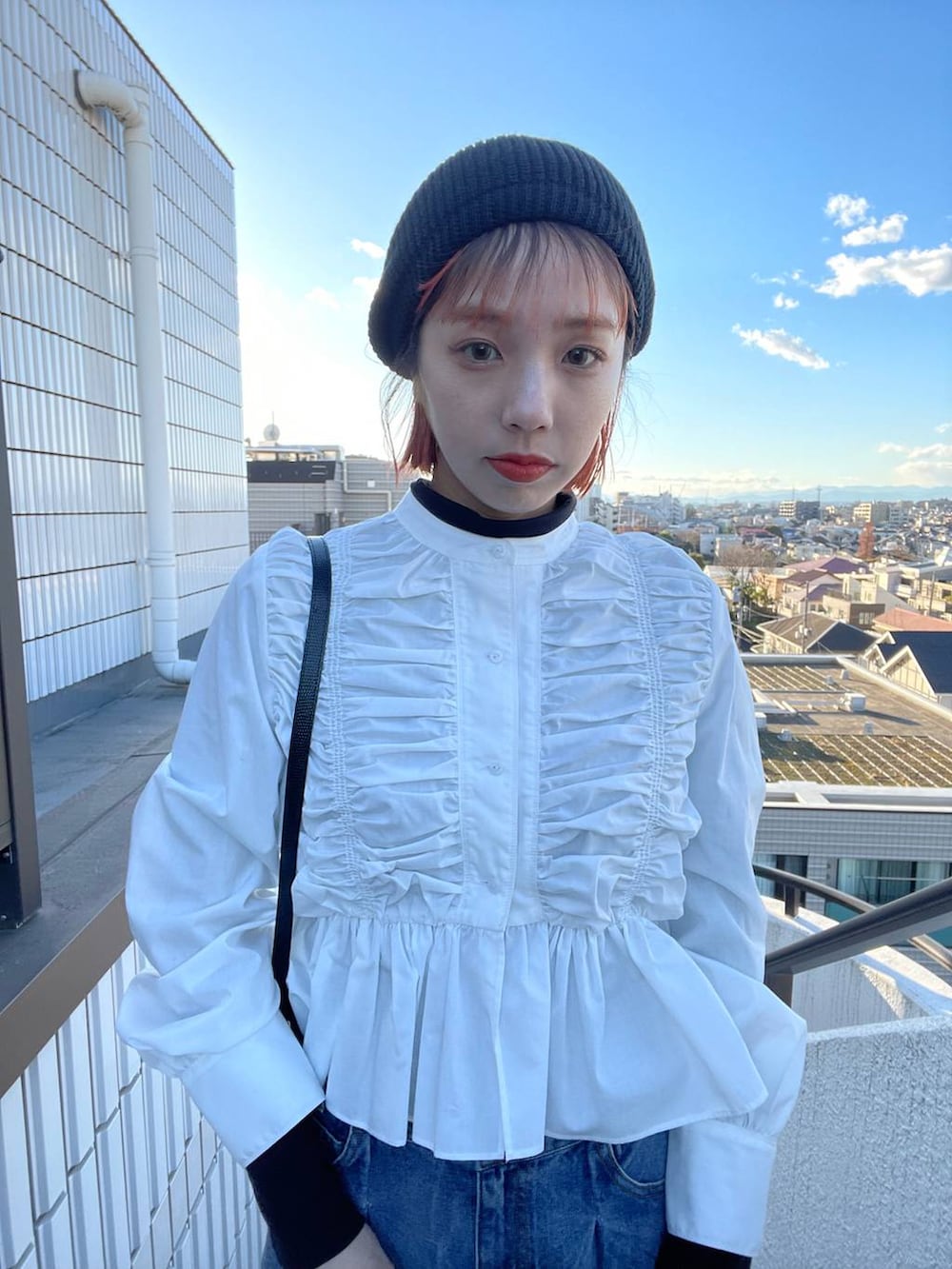 ブルー系のデニムパンツ、ホワイト系のシャツ/ブラウスを着用したレディースの冬コーディネートの2枚目の写真