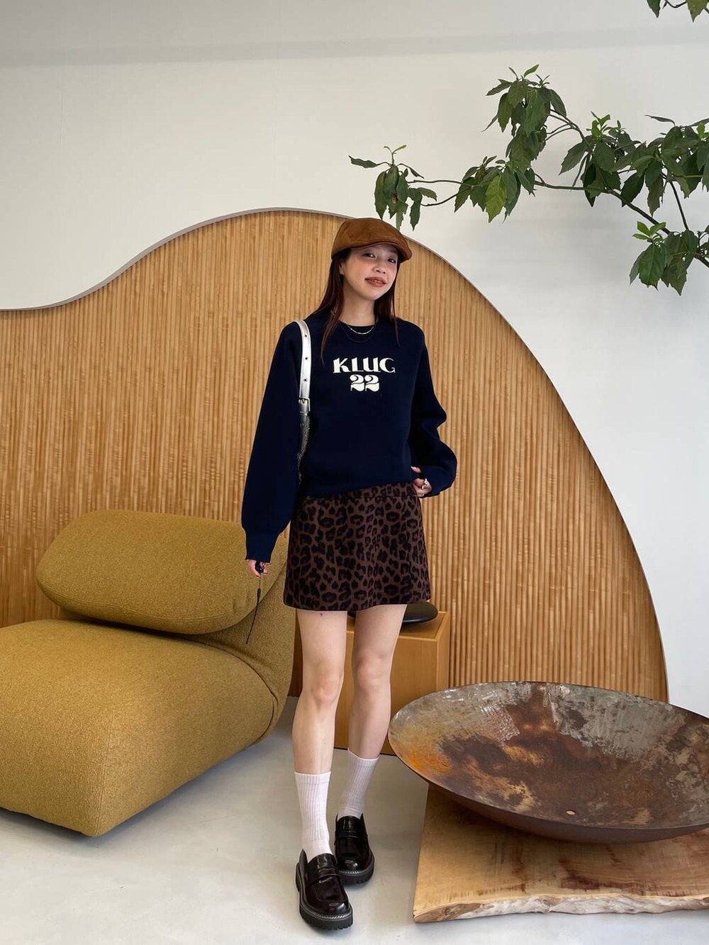 ブラック系のローファー、ブラウン系のハンチング/ベレー帽を着用したレディースの秋コーディネートの2枚目の写真