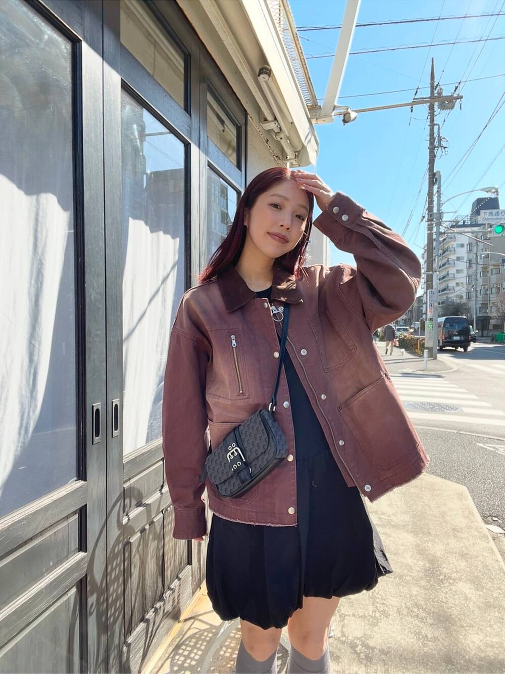 ブラック系のローファー、ブラック系のショルダーバッグ、ブラック系のワンピースを着用したレディースの冬コーディネートの3枚目の写真