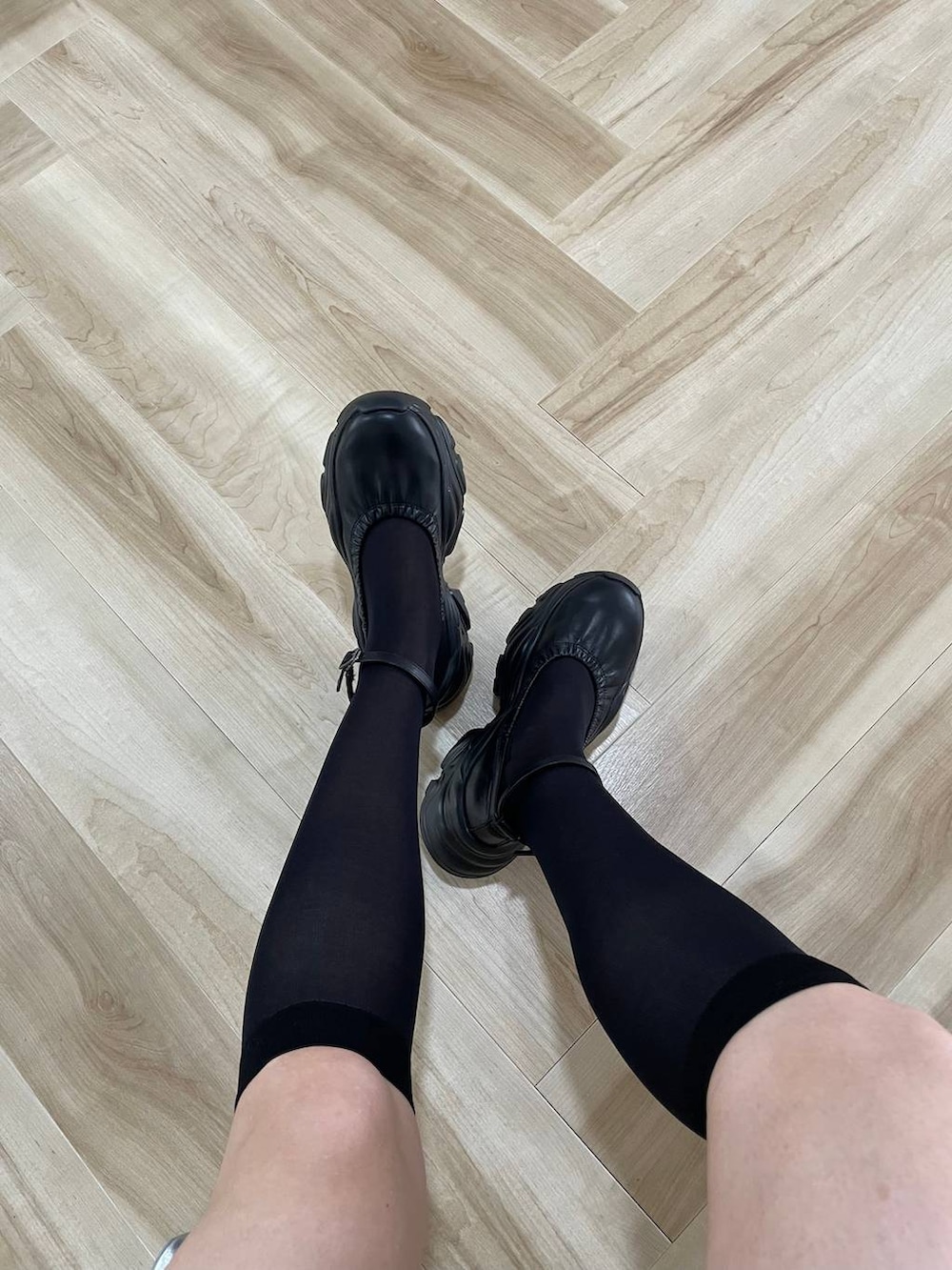 ブラック系のシャツ/ブラウス、ブラック系のその他パンツ、ブラック系のスニーカーを着用したレディースの夏コーディネートの8枚目の写真