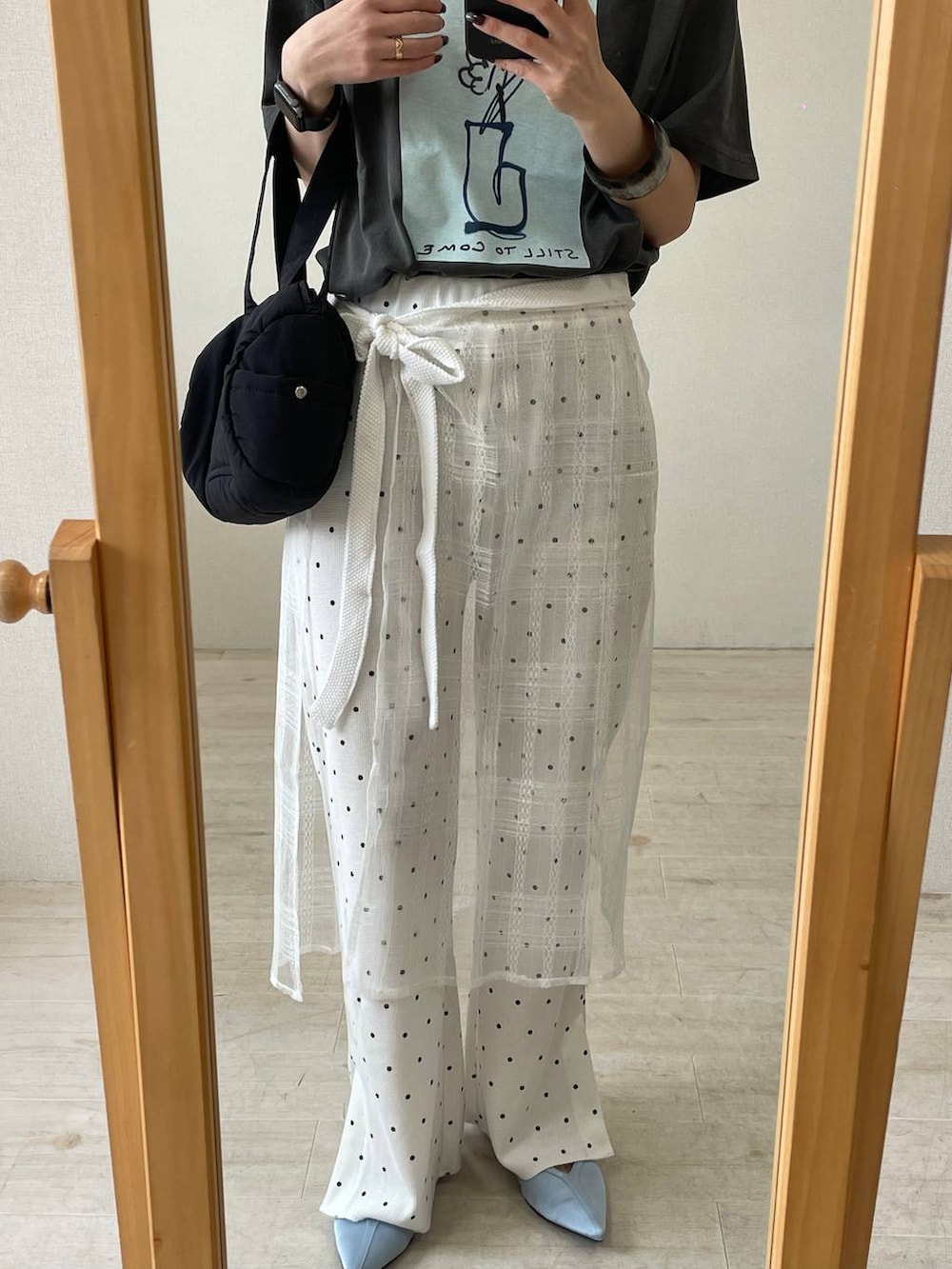 グレー系のTシャツ/カットソー、ホワイト系のスウェットパンツ、ブルー系のサンダルを着用したレディースの夏コーディネートの2枚目の写真