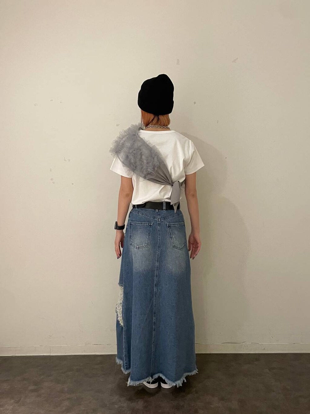 ブルー系のスカート、グレー系のTシャツ/カットソー、シルバー系のネックレスを着用したレディースの夏コーディネートの3枚目の写真