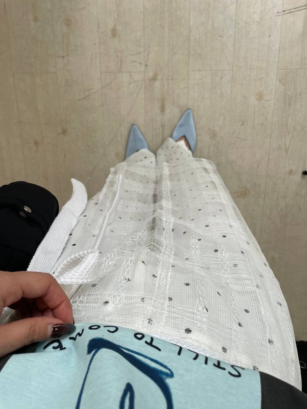 グレー系のTシャツ/カットソー、ホワイト系のスウェットパンツ、ブルー系のサンダルを着用したレディースの夏コーディネートの4枚目の写真
