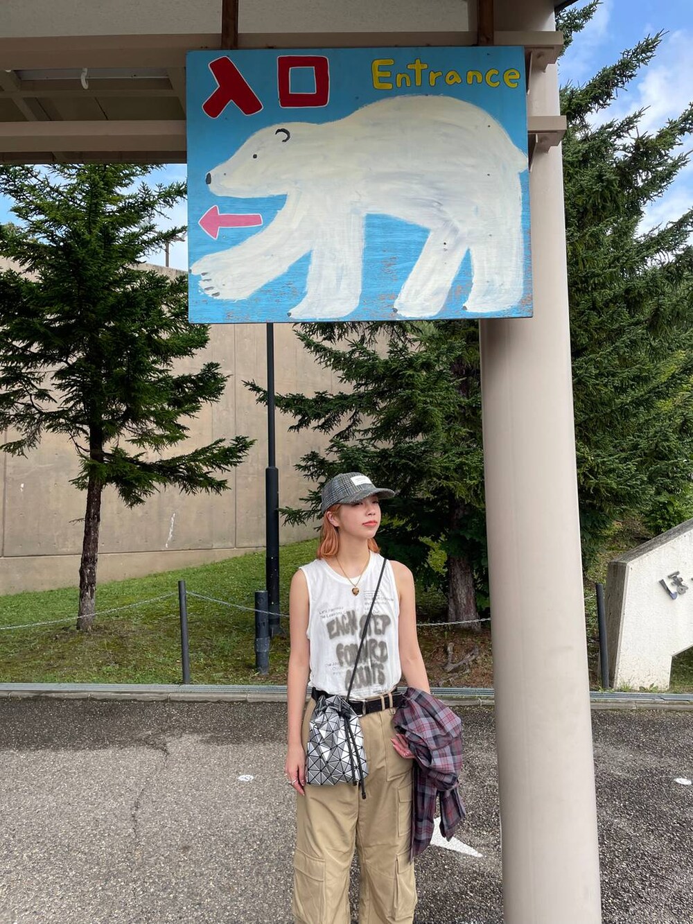 ホワイト系のTシャツ/カットソー、レッド系のシャツ/ブラウス、ベージュ系のカーゴパンツを着用したレディースの秋コーディネートの2枚目の写真