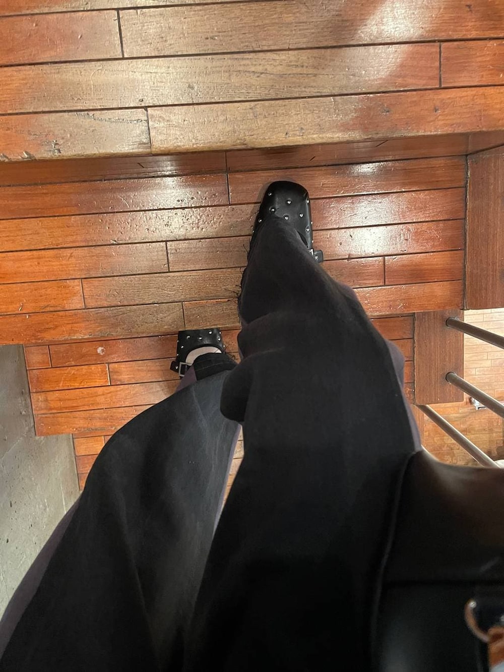 ブラック系のボストンバッグ、グレー系のTシャツ/カットソー、ブラック系のドレスシューズを着用したレディースの冬コーディネートの4枚目の写真