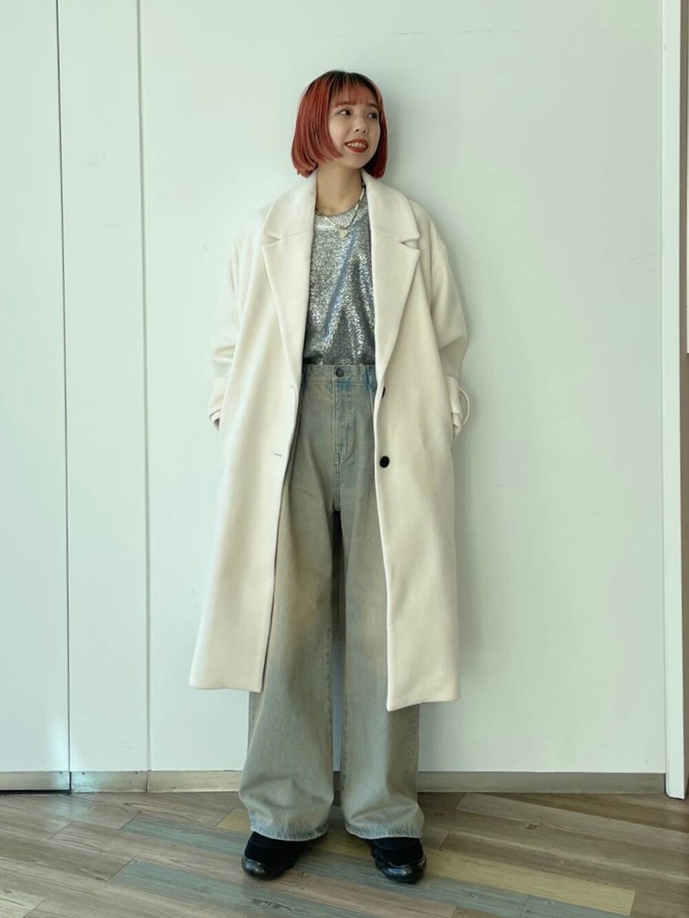 ブルー系のデニムパンツ、グレー系のニット/セーターを着用したレディースの冬コーディネートの5枚目の写真