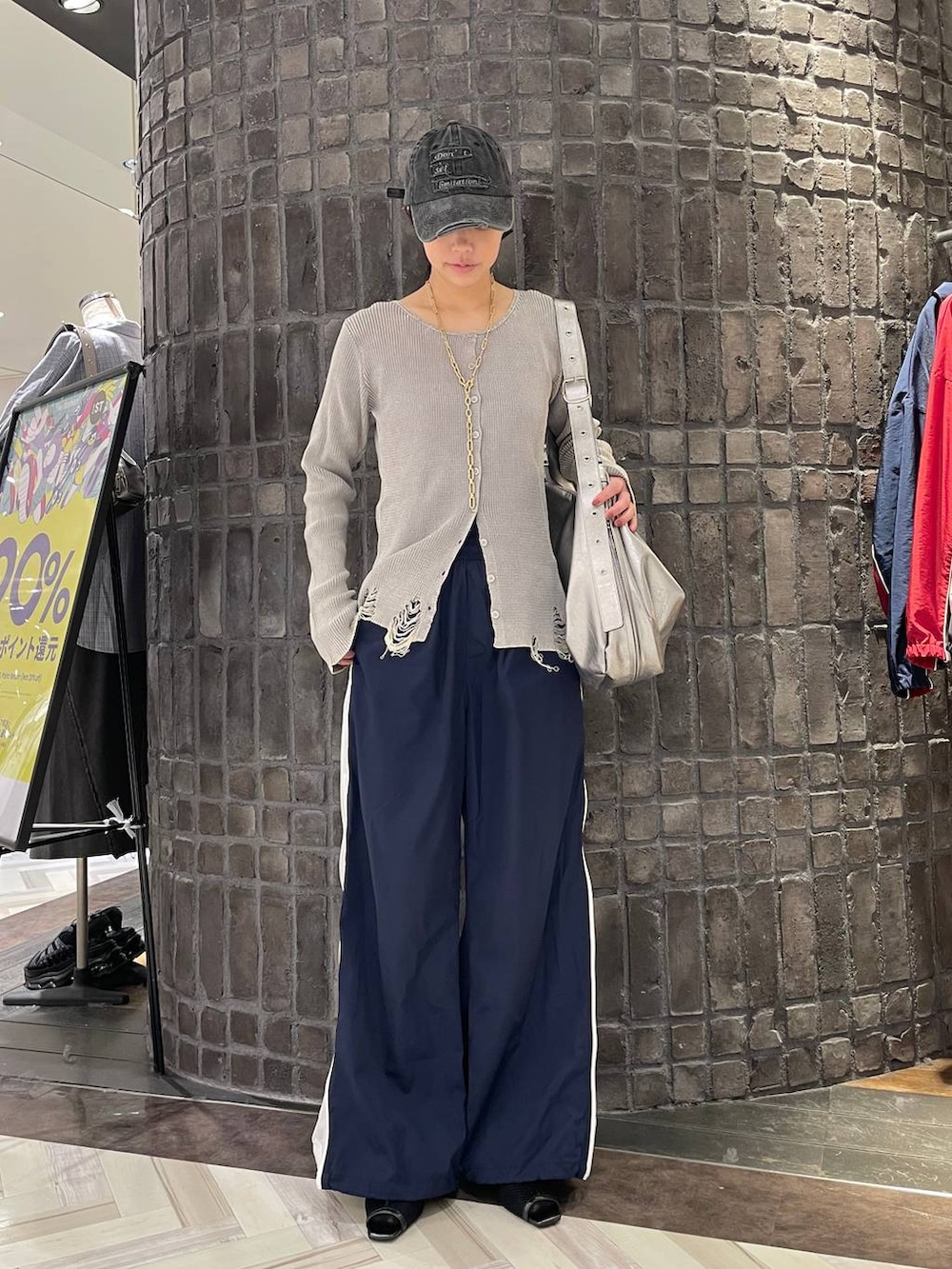 シルバー系のショルダーバッグ、ブルー系のその他パンツ、ブラック系のサンダルを着用したレディースの春コーディネートの2枚目の写真