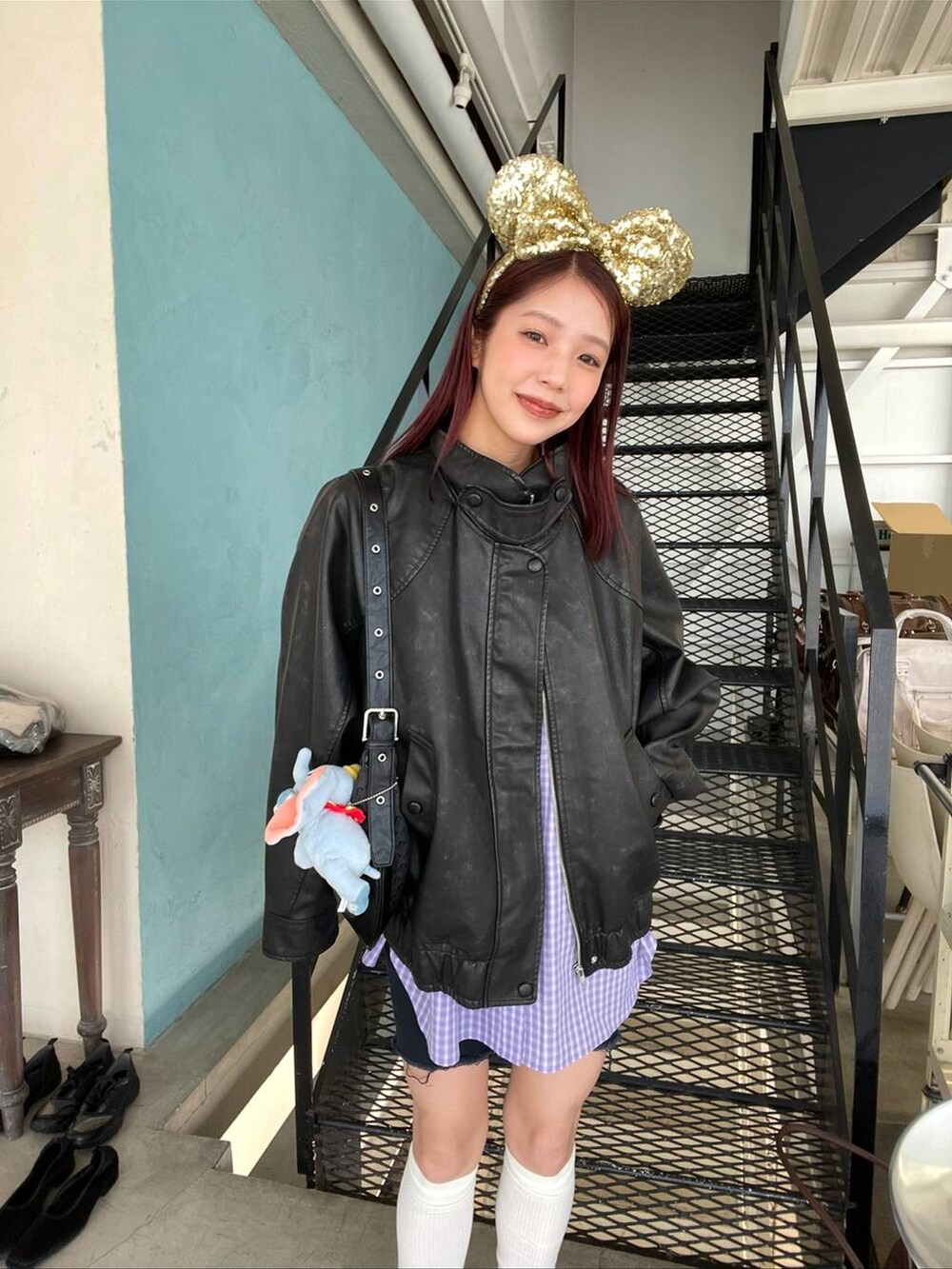 ブラック系のローファー、ブラック系のショルダーバッグ、ブラック系のライダースジャケットを着用したレディースの冬コーディネートの3枚目の写真