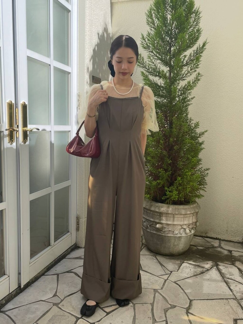 イエロー系のシャツ/ブラウスを着用したレディースの夏コーディネートの4枚目の写真