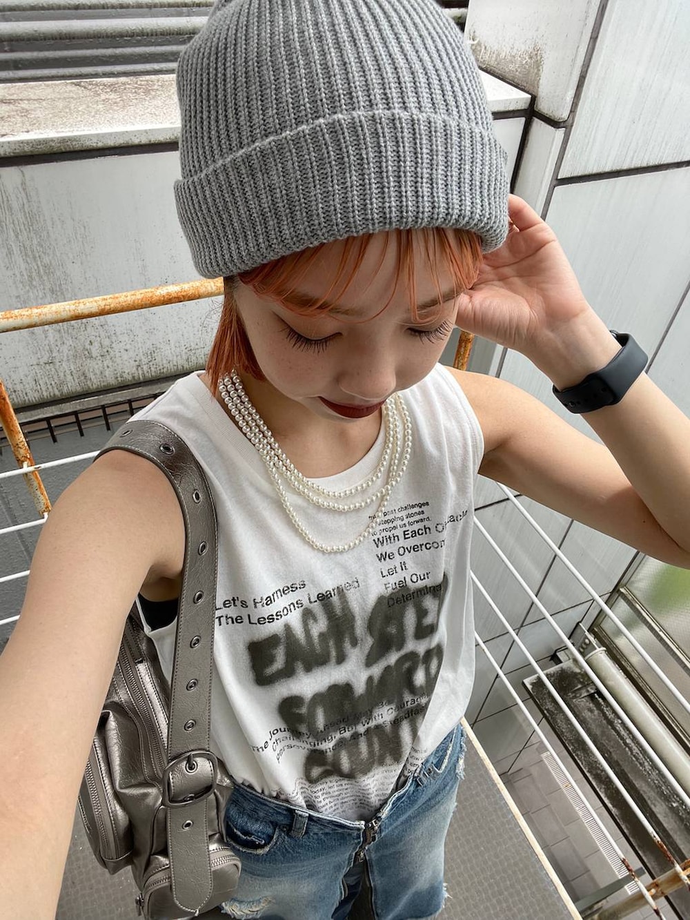 シルバー系のサンダル、ブルー系のスカート、シルバー系のショルダーバッグを着用したレディースの夏コーディネートの10枚目の写真