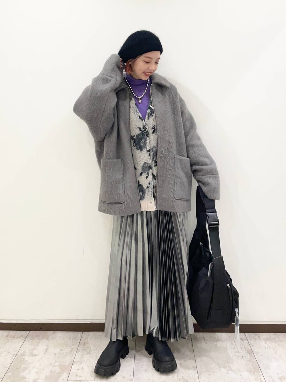 パープル系のTシャツ/カットソー、ブラック系のボディバッグ/ウエストポーチ、ブラック系のブーツを着用したレディースの冬コーディネートの2枚目の写真