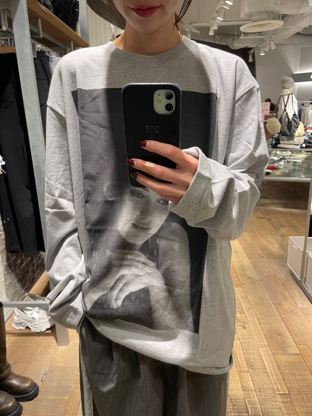 ブラック系のローファー、グレー系のスラックス、グレー系のTシャツ/カットソーを着用したレディースの夏コーディネートの3枚目の写真