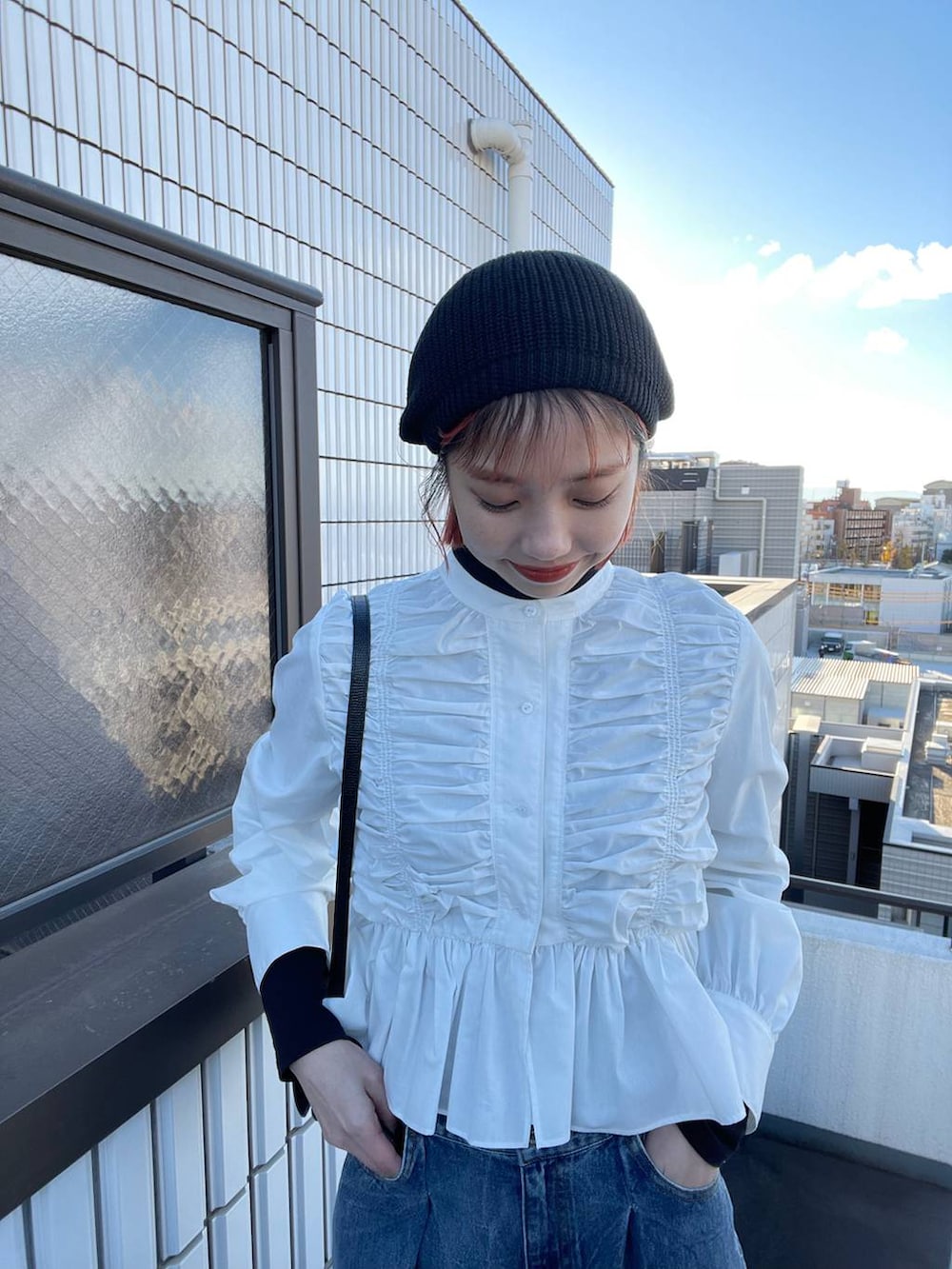 ブルー系のデニムパンツ、ホワイト系のシャツ/ブラウスを着用したレディースの冬コーディネートの3枚目の写真