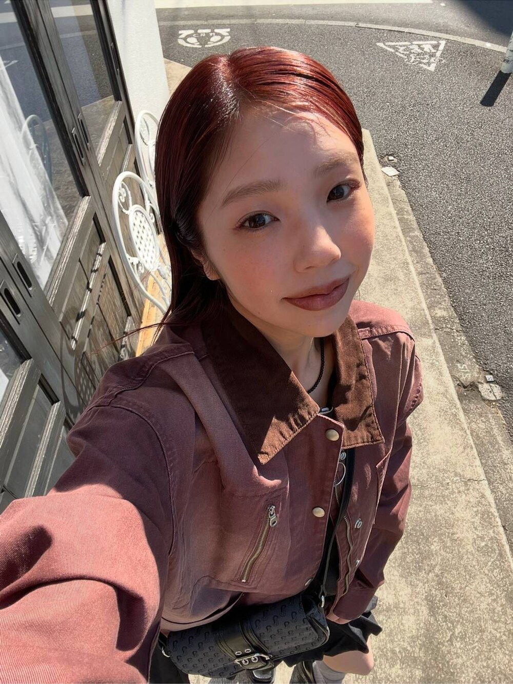 ブラック系のローファー、ブラック系のショルダーバッグ、ブラック系のワンピースを着用したレディースの冬コーディネートの4枚目の写真