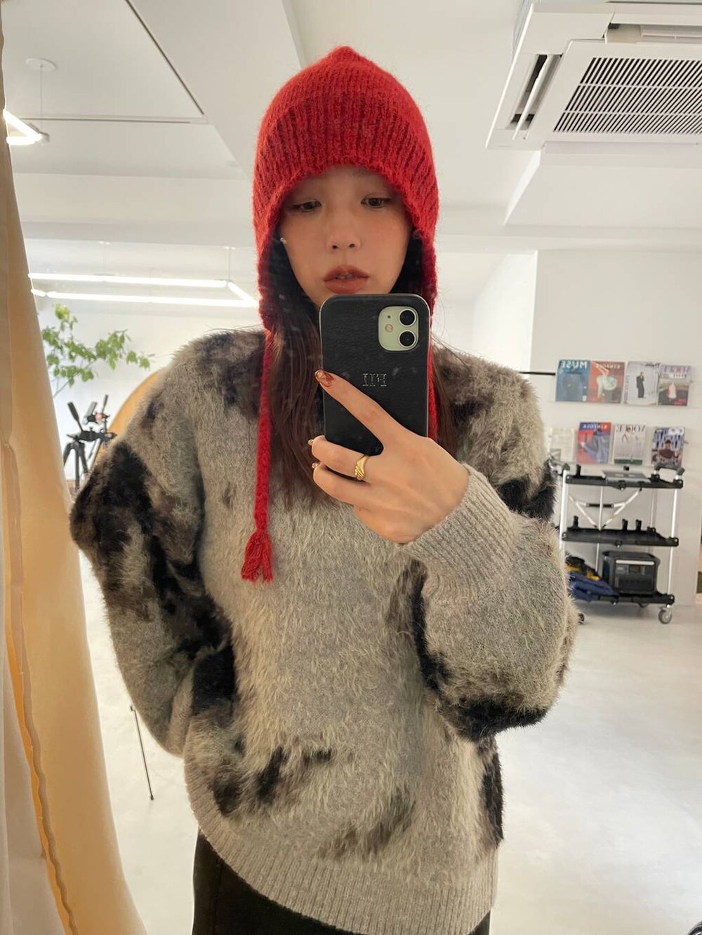 グレー系のニット/セーター、ブラック系のボストンバッグ、ブラック系のその他シューズを着用したレディースの秋コーディネートの6枚目の写真