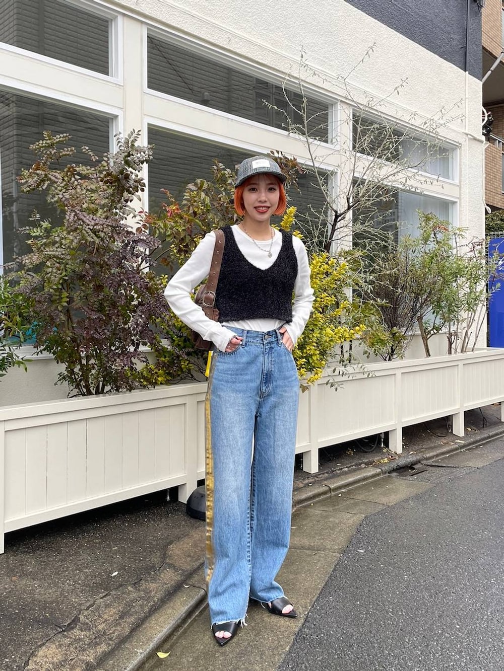 ブラック系のサンダル、ブラック系のベストを着用したレディースの春コーディネートの3枚目の写真