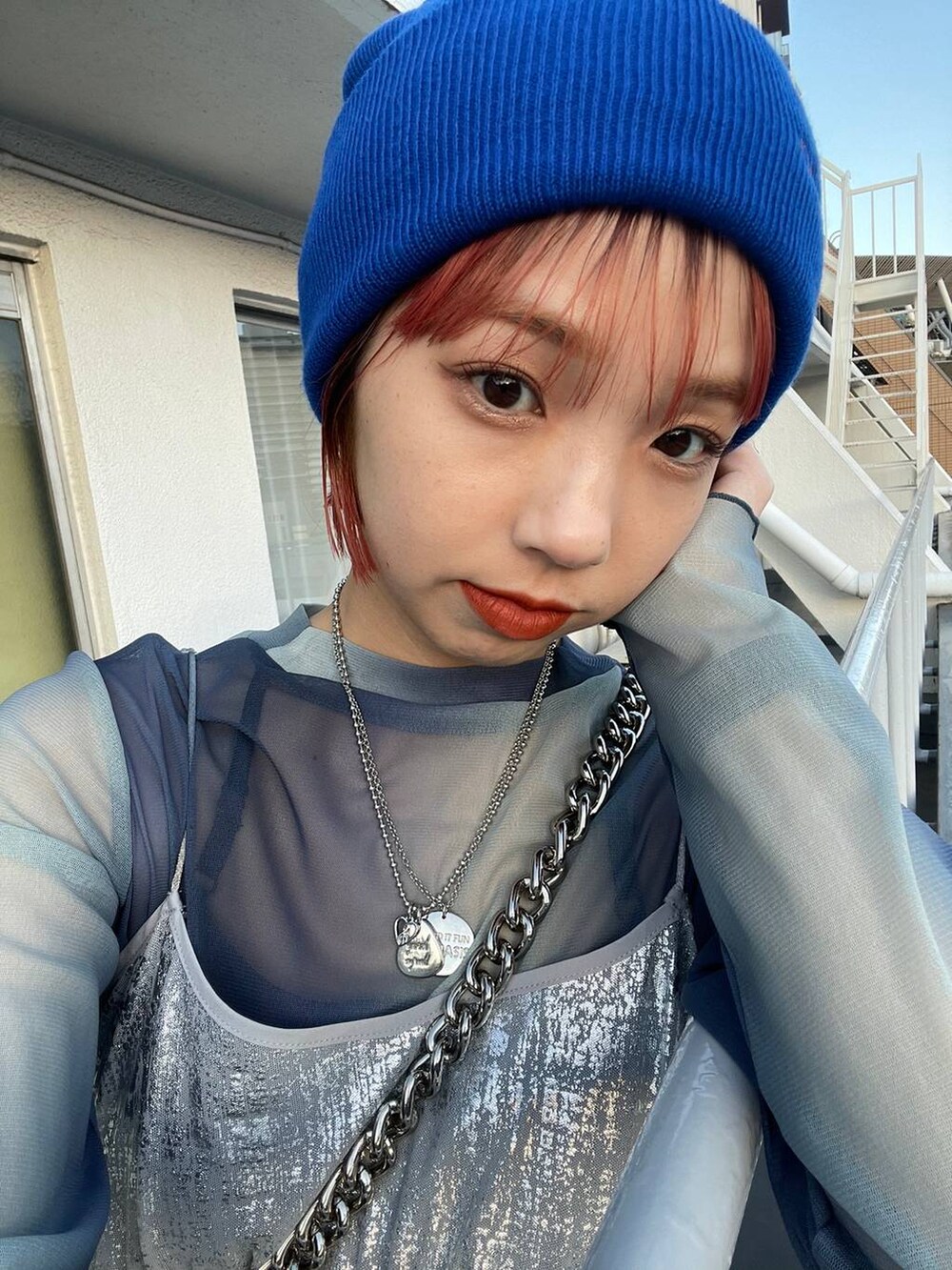 ブラック系のショルダーバッグ、ブルー系のTシャツ/カットソー、シルバー系のワンピースを着用したレディースの冬コーディネートの4枚目の写真