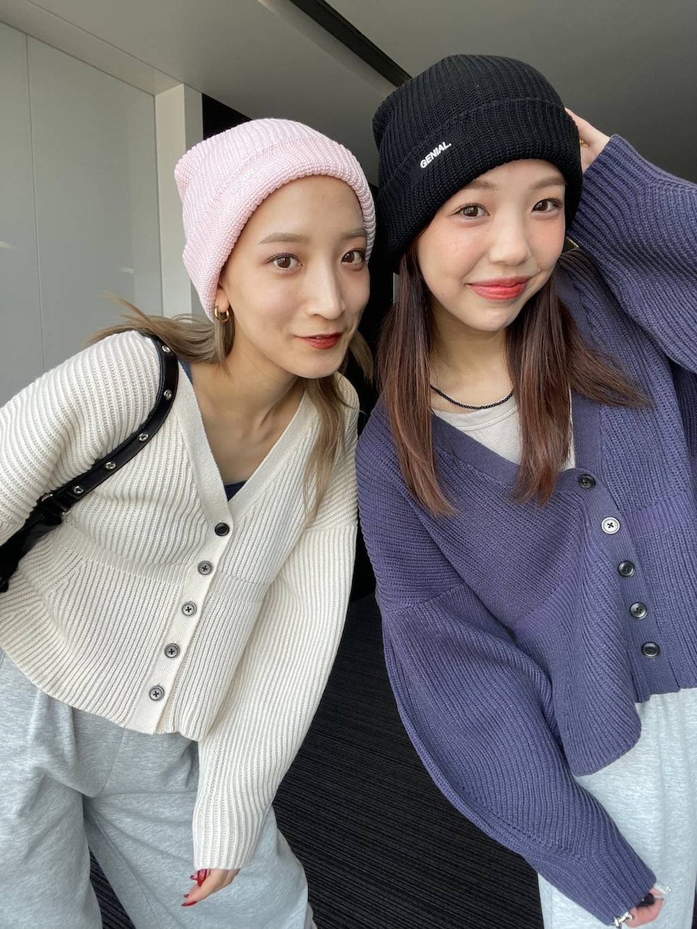 ベージュ系のタンクトップ、ブラック系のショルダーバッグ、グレー系のスウェットパンツを着用したレディースの秋コーディネートの4枚目の写真